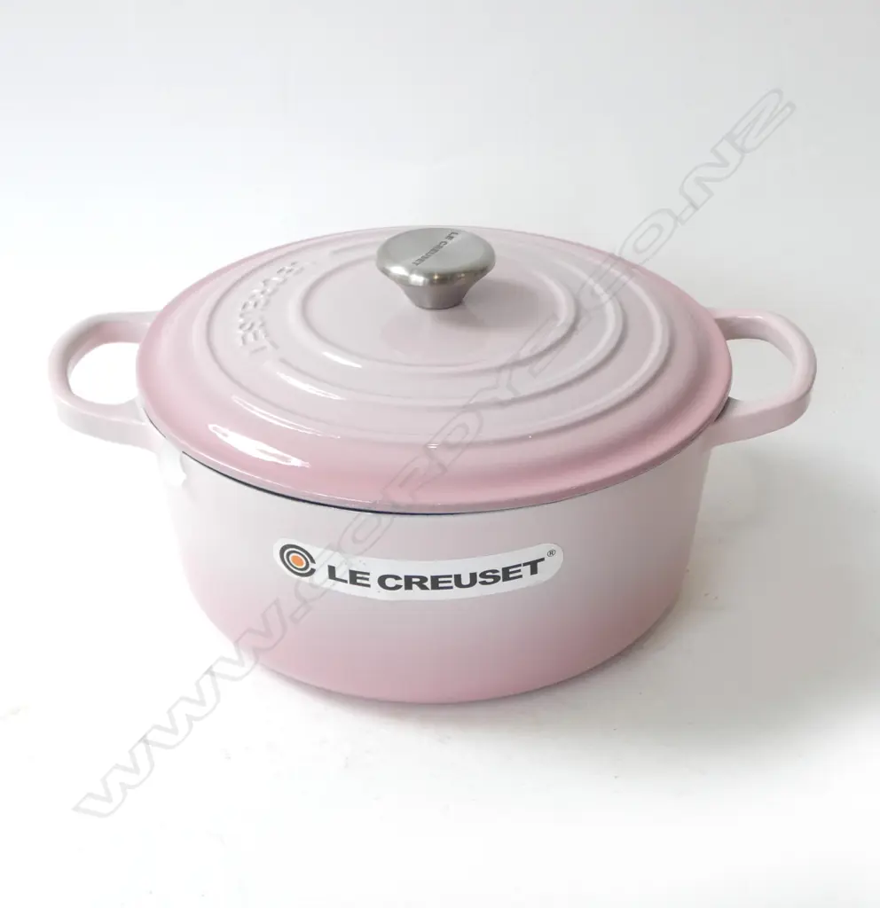LE CREUSET PINK ENAMELLED CAST IRON CASSEROLE 4.2L 240mm dia, BOXED Image 1++