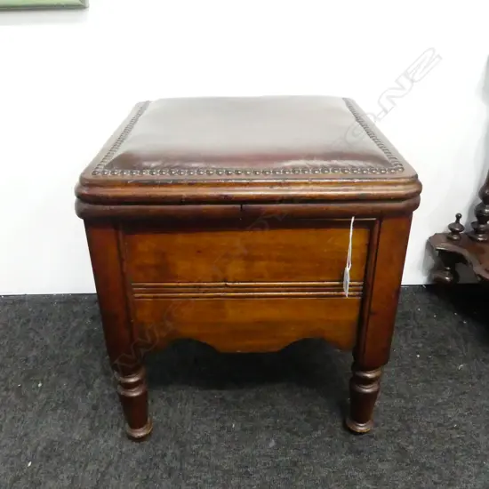 ANTIQUE COMMODE
