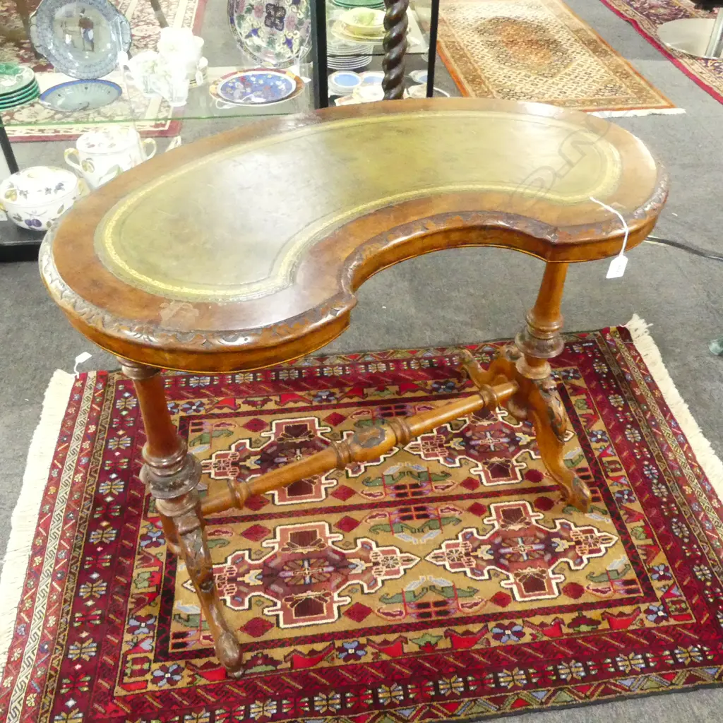 VICTORIAN TABLE, KIDNEY SHAPE, LEATHER TOP 915x530x710mm Image 1++