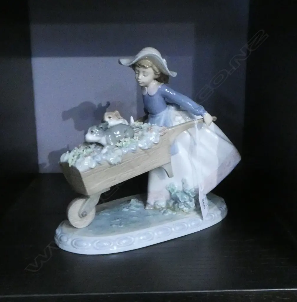 LLADRO #5460, GIRL w. WHEELBARROW W.250mm Image 1++