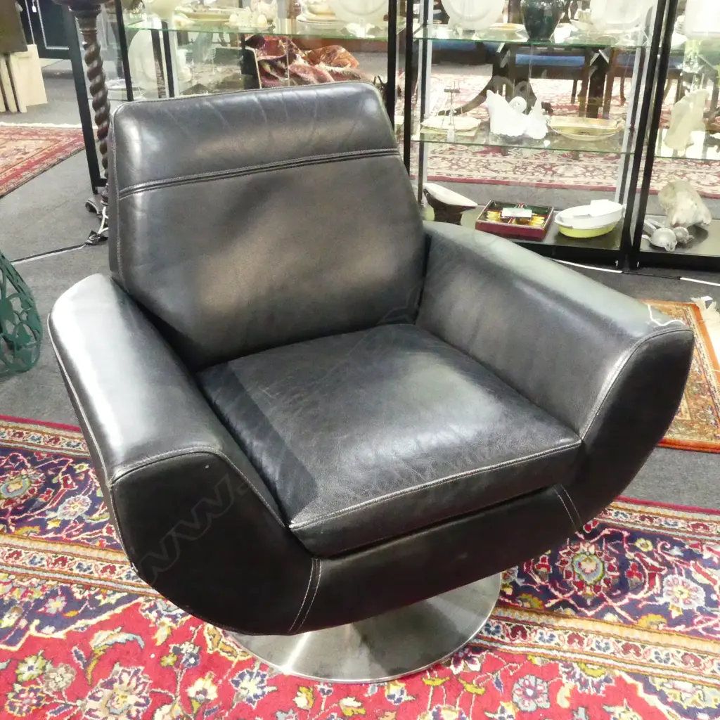 ROTATING BLACK LEATHER ARMCHAIR Image 1++