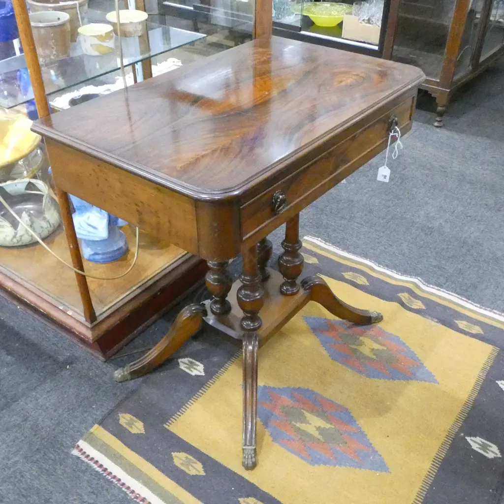REPRODUCTION MAHOGANY SIDE TABLE Image 1++