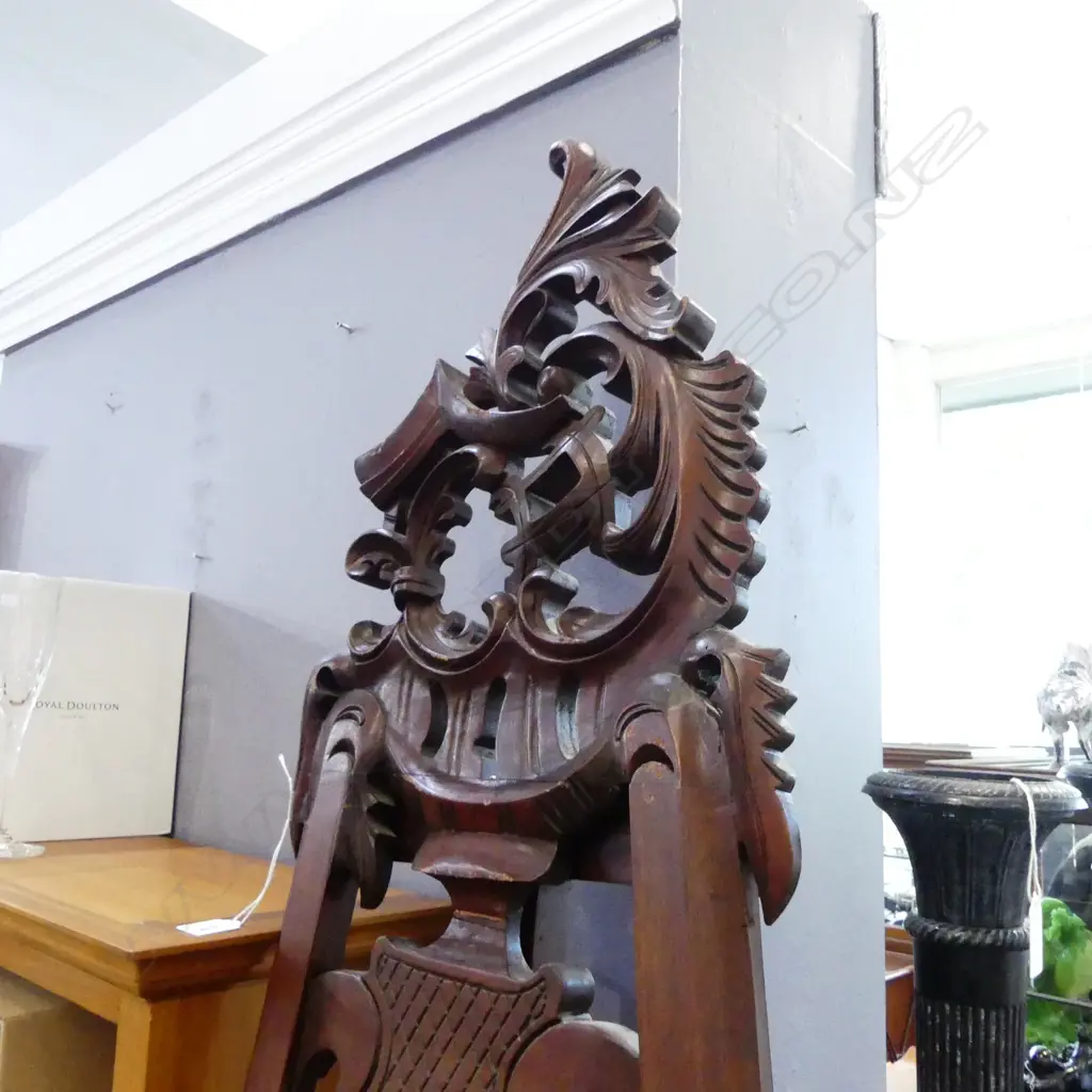 LG CARVED WOODEN EASEL H.2180mm Image 1++