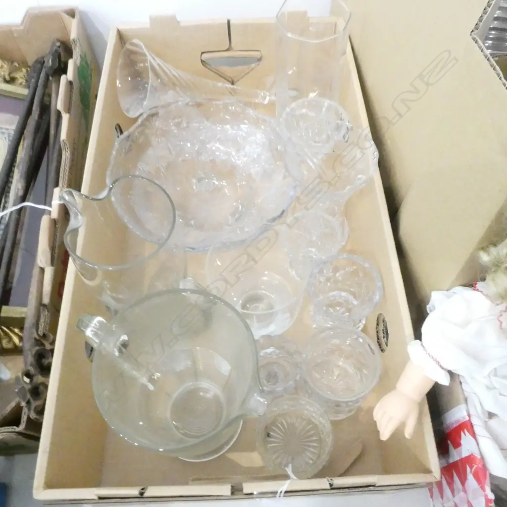ASSTD. VINTAGE CRYSTAL & GLASS VASES, JUGS, BOWL ETC Image 1++