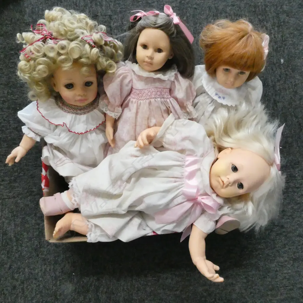 4 DOLLS Image 1++
