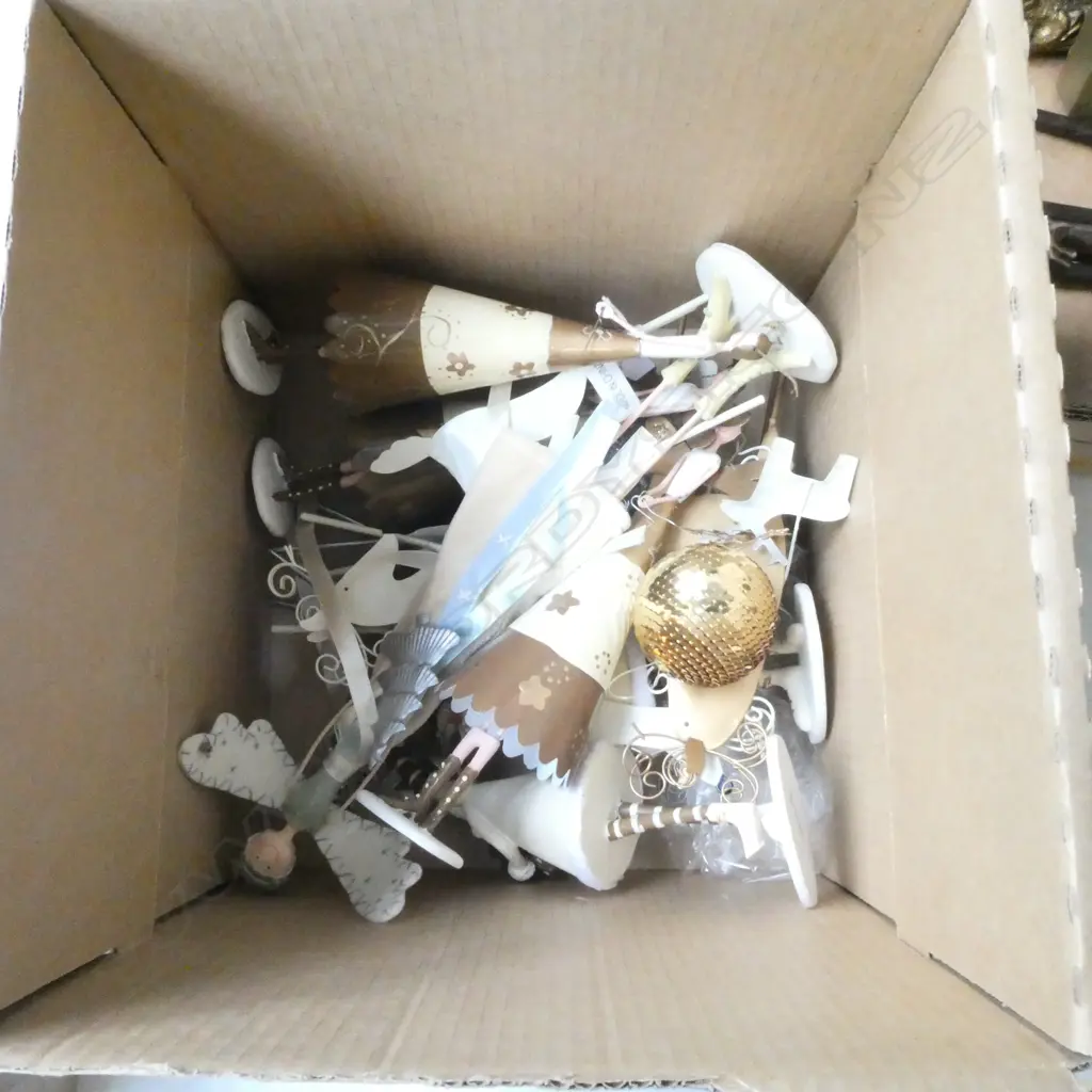 BOX OF VARIOUS CHRISTMAS DECORATIONS Image 1++