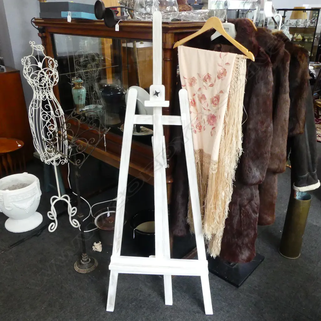 VINTAGE EASEL  Image 1++