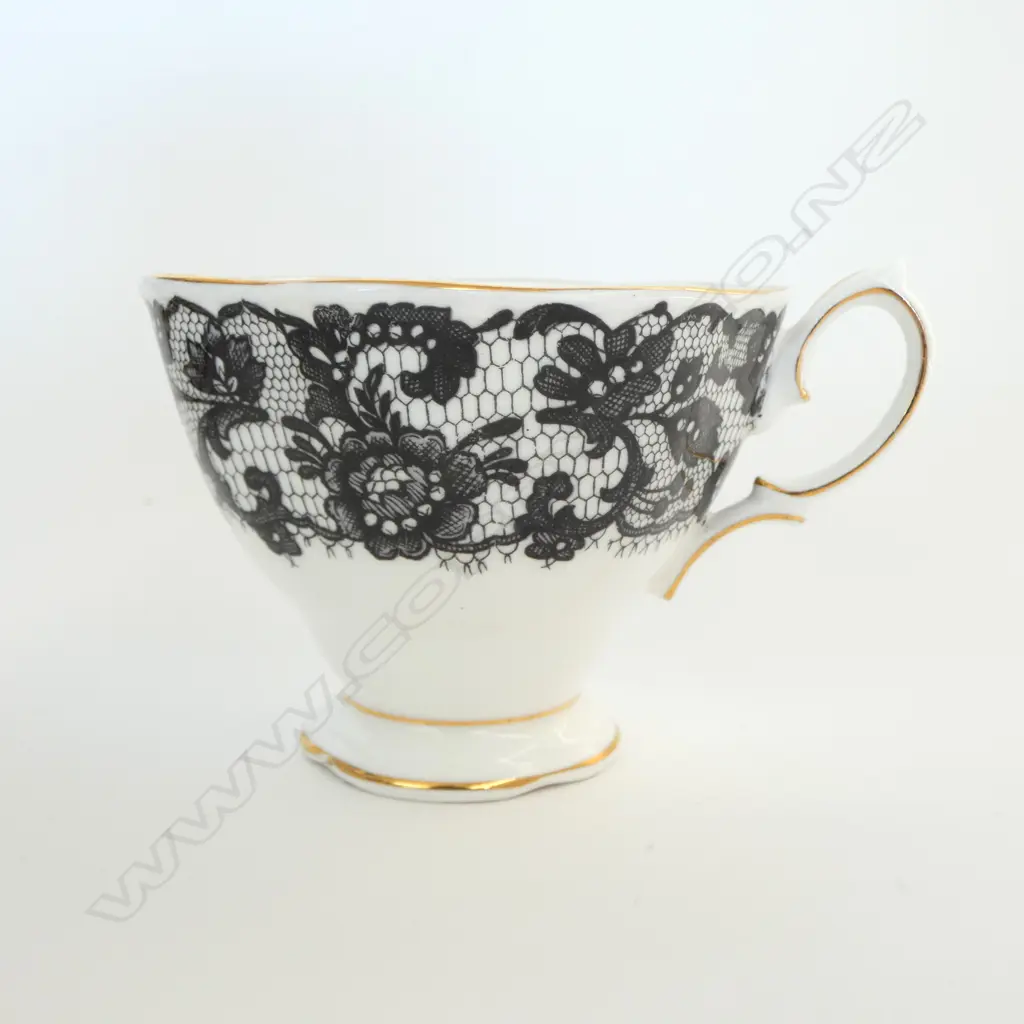 27 PCES ROYAL ALBERT SENORITA; 8 TRIOS, MILK JUG & SUGAR BOWL, CAKE PLATE 235mm dia  Image 1++