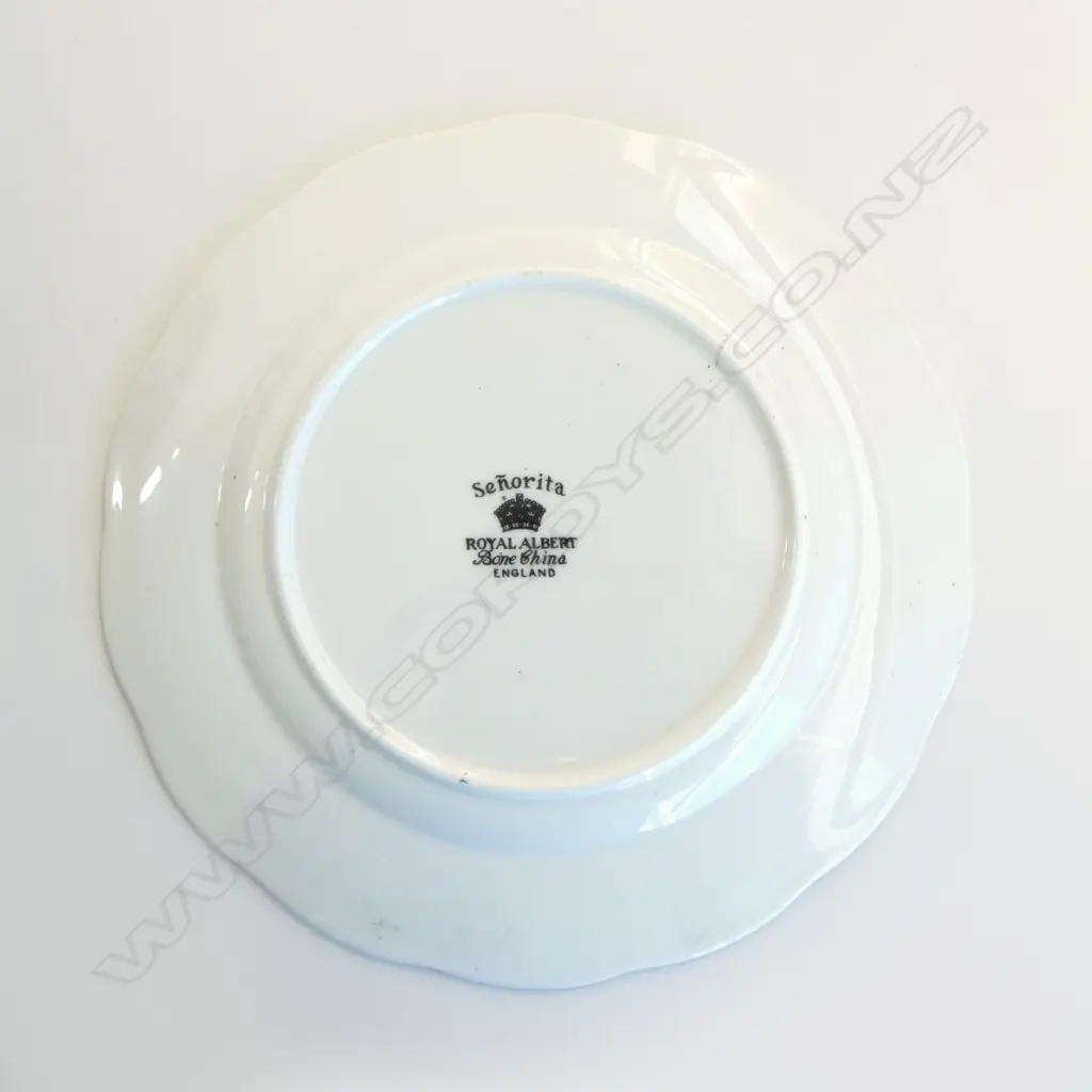 27 PCES ROYAL ALBERT SENORITA; 8 TRIOS, MILK JUG & SUGAR BOWL, CAKE PLATE 235mm dia  Image 1++