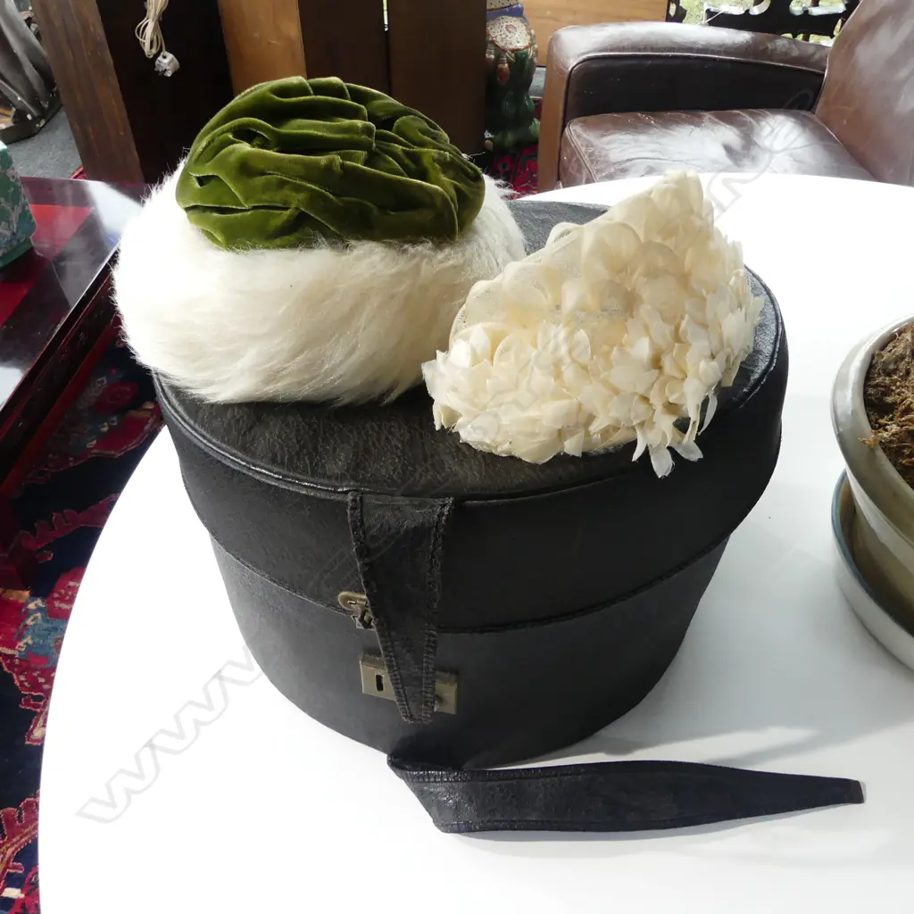 VINTAGE BLACK REXEN HATBOX DIA 350MM & 2 VINTAGE LADIES HATS  Image 1++