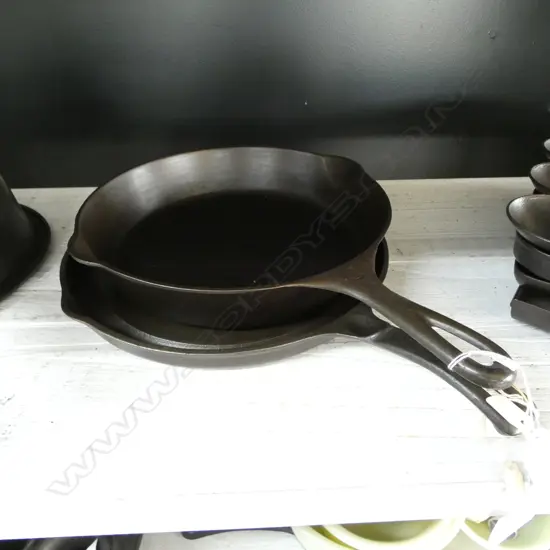 67/1712 GRISWOLD CAST IRON FRYPAN NO8 & CAST IRON SKILLET L400MM