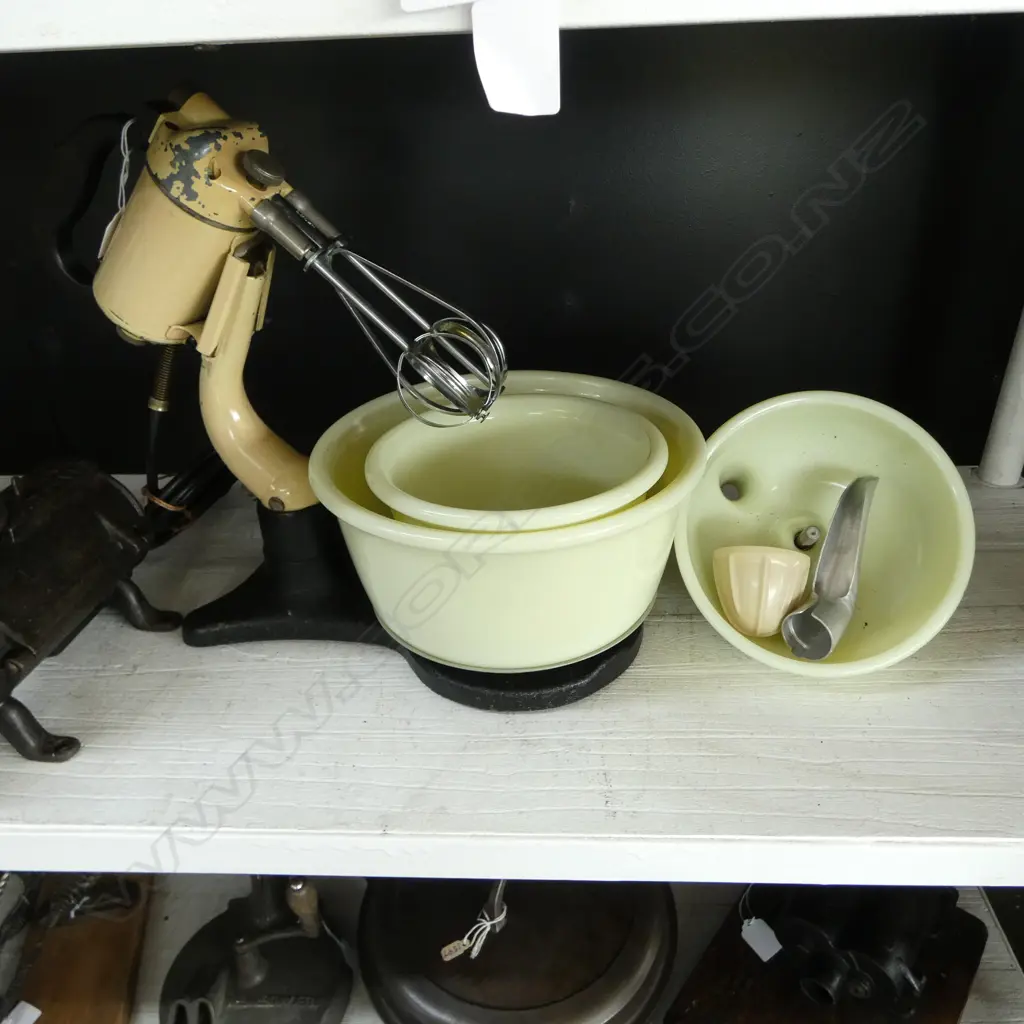 (3217) VINTAGE HAMILTON BEACH 'MODEL B' MIXER SET  Image 1++
