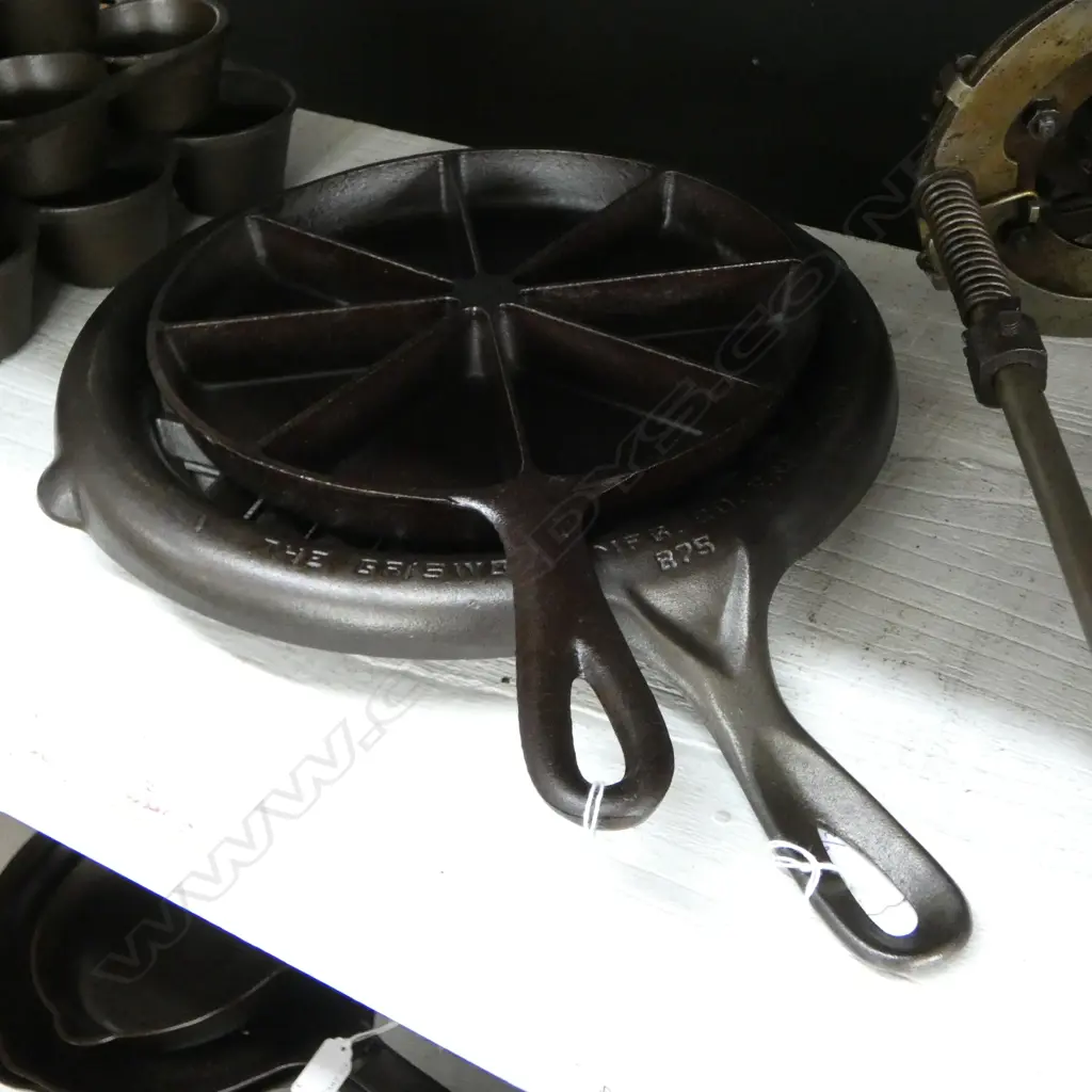 1916/1733 VICT CAST IRON CORNBREAD SKILLET & WAFFLE SKILLET DIA320MM Image 1++