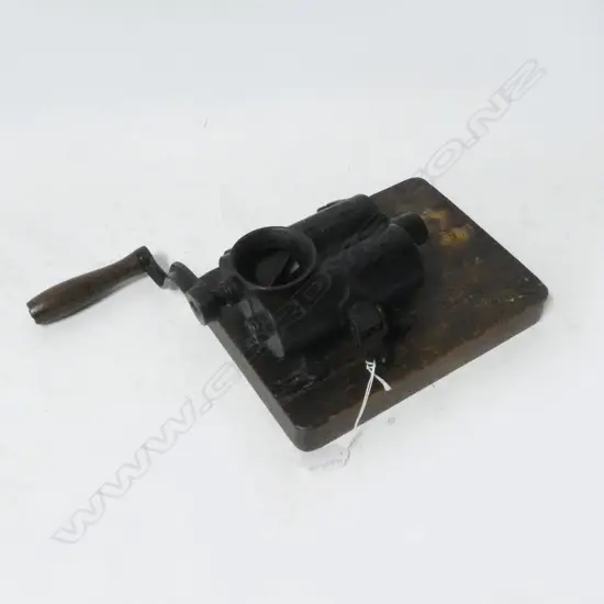 (1606) ANTIQUE 1859 CAST IRON BOARD MOUNTED MINCER L.380mm