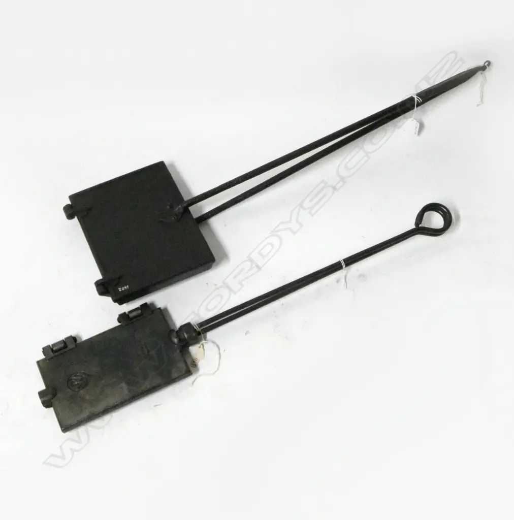 1169/1602 2 LONG HANDLED CAST IRON WAFFLE IRONS L660MM Image 1++