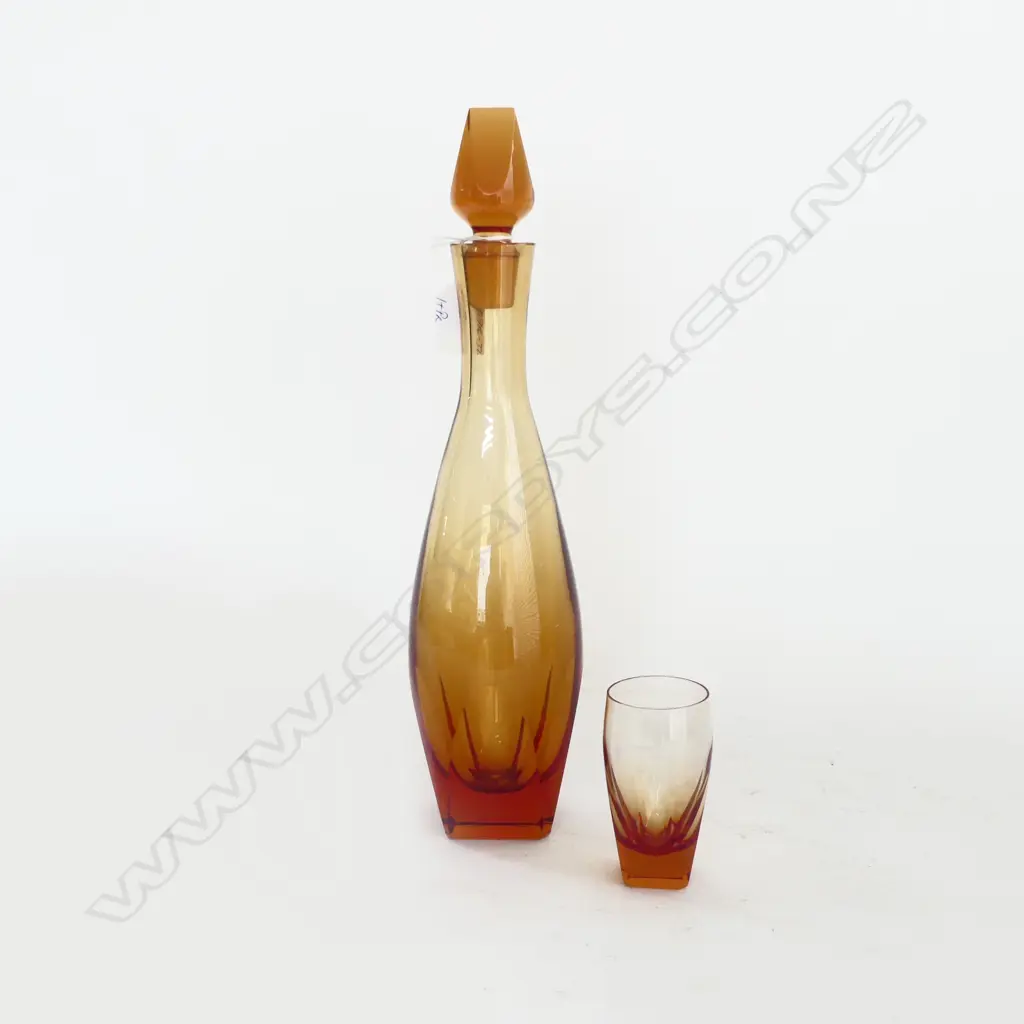 STYLISH MID-CENTURY AMBER GLASS DECANTER & GLASS square cut base Image 1++