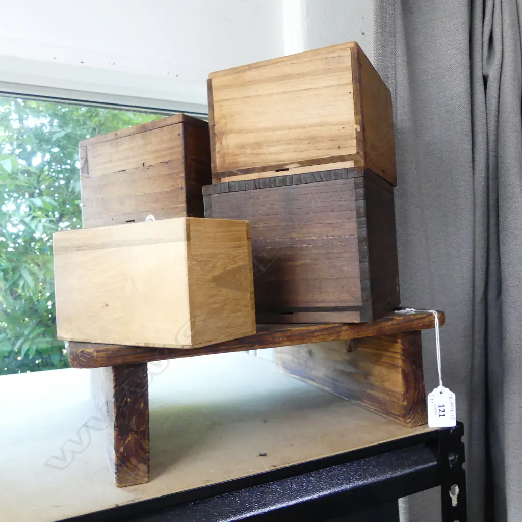 5 old wood small boxes (w. 2 lacquer ornaments) + small cedar table Image 1++