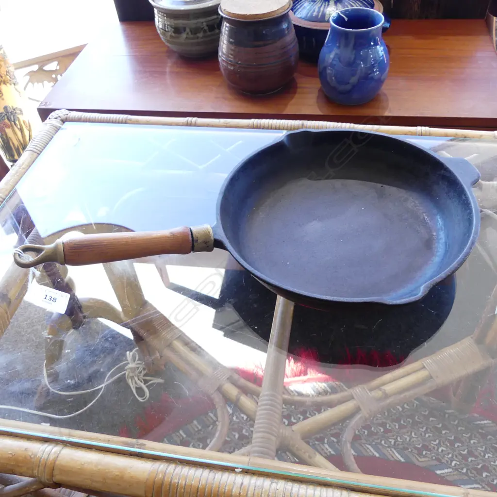 SALTER CAST IRON FRY PAN wooden handle loose 255mm dia Image 1++