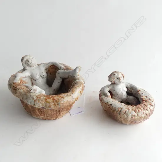 2 STUDIO POTTERY FIGS IN BATH, 80 x 130/120 x 190mm