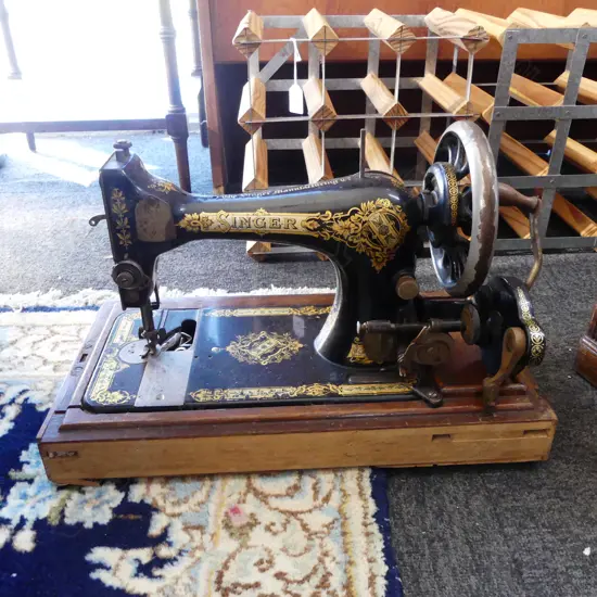 ANTIQUE SINGER SEWING MACHINE IN OAK CASE W.440mm AF (FAULTS)