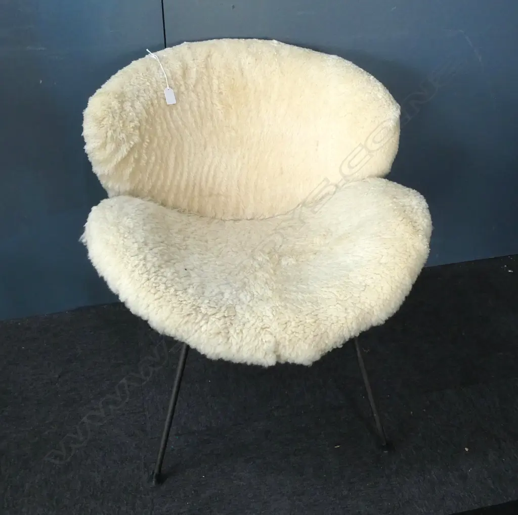 RETRO SHEEPSKIN LIP CHAIR Image 1++