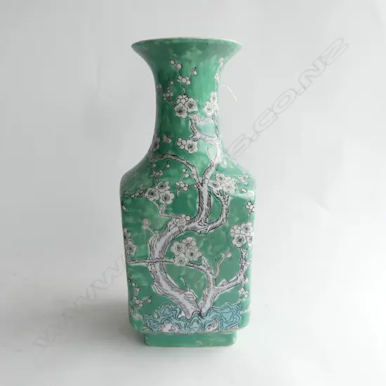 GREEN ORIENTAL VASE H.355mm