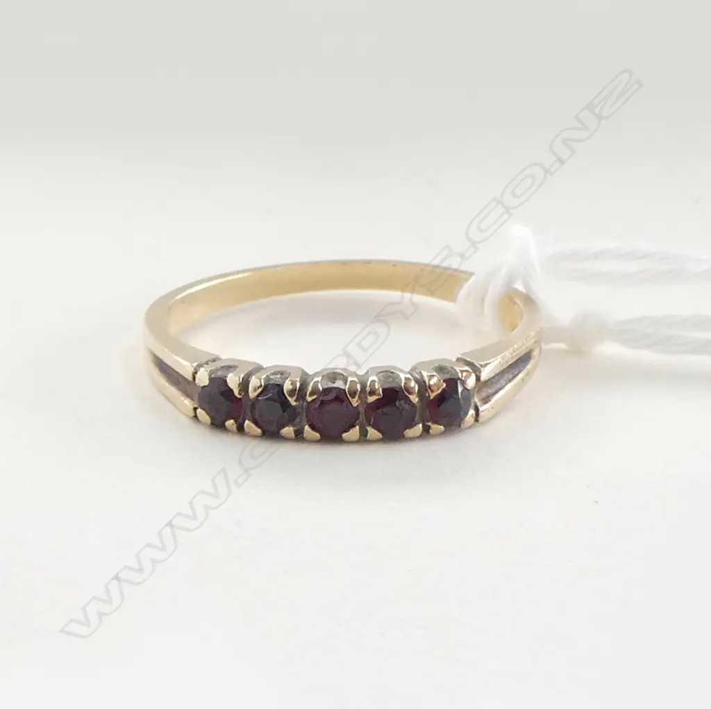 9ct GOLD & 5 GARNET RING 1.76gms size O Image 1++