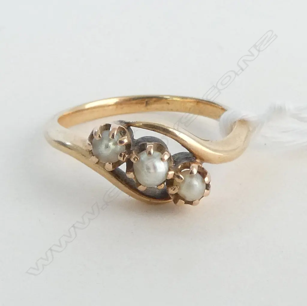 9ct GOLD 3 CULTURED PEARL RING 3.1gms SIZE M Image 1++
