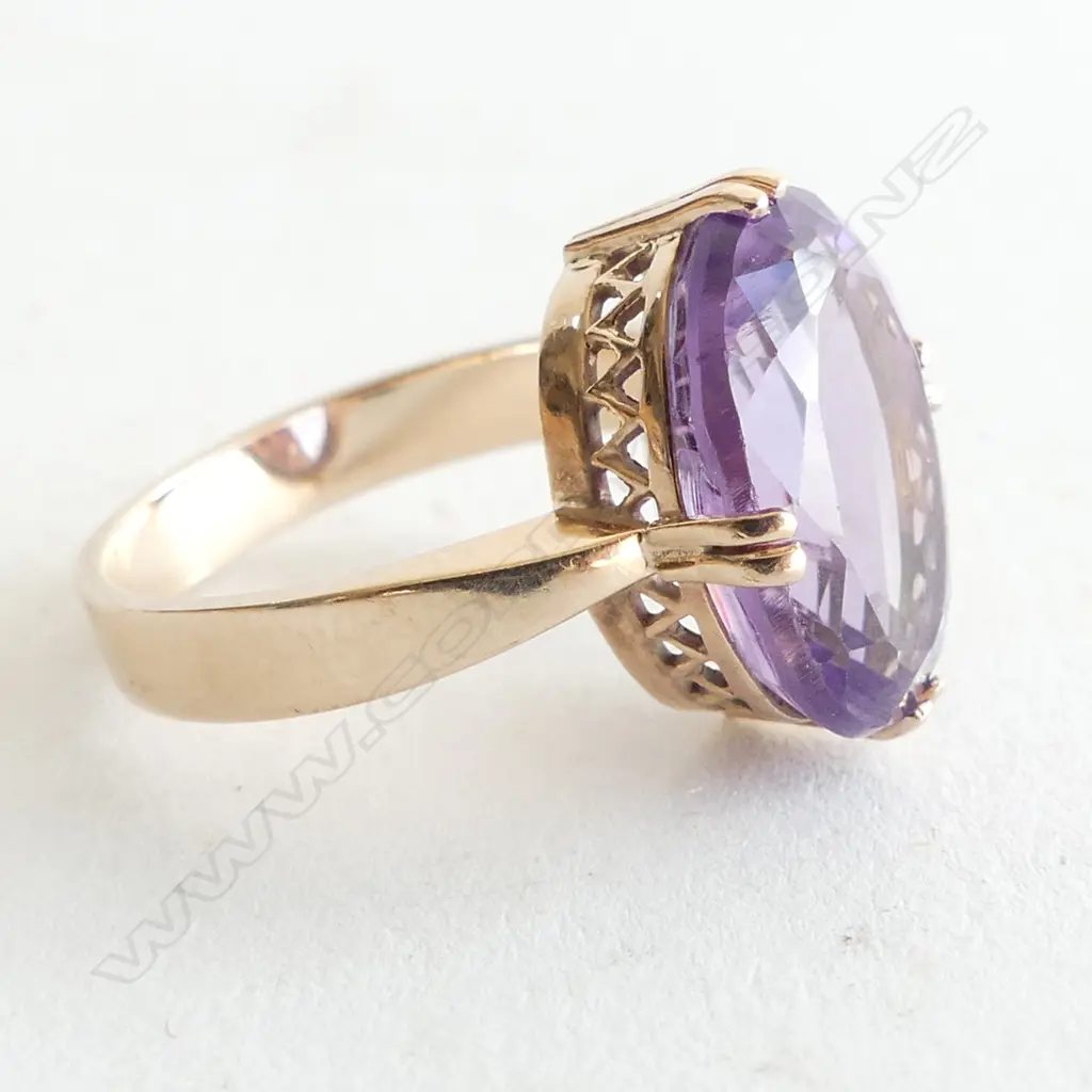 9ct GOLD & AMETHYST (15x11 mm) DRESS RING SIZE N  4.2gms Image 1++