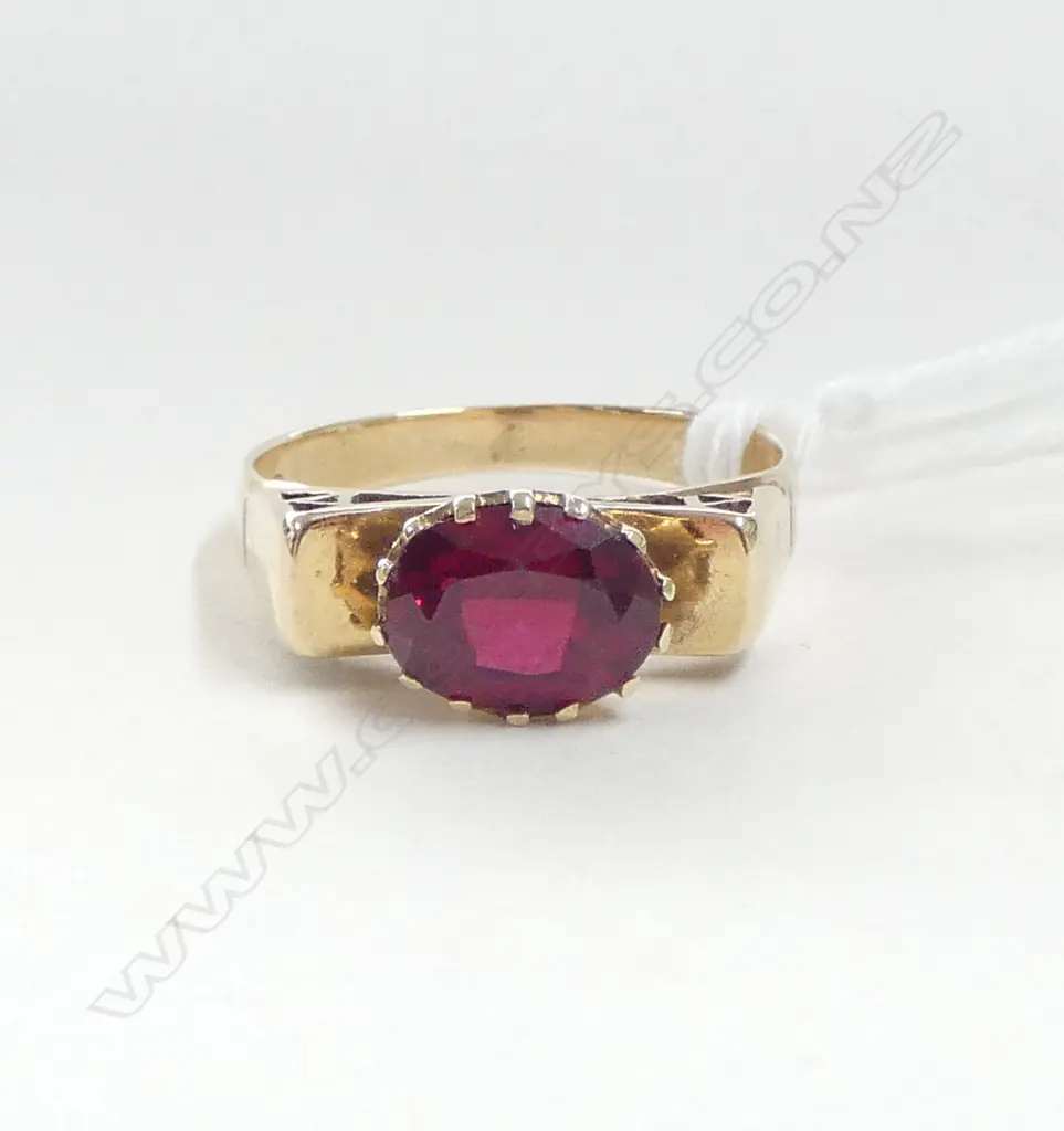 9ct GOLD & RED CREATED STONE RING 2.82gms SIZE M Image 1++