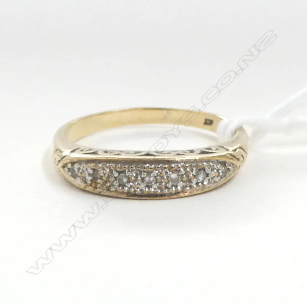 9ct GOLD  7 STONE DIAMOND RING 2.4gms SIZE Q Image 1++