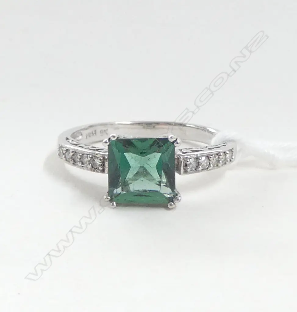 9CT W/GOLD GREEN TOURMALINE & DIAMOND DRESS RING 2.7gms SIZE Q Image 1++