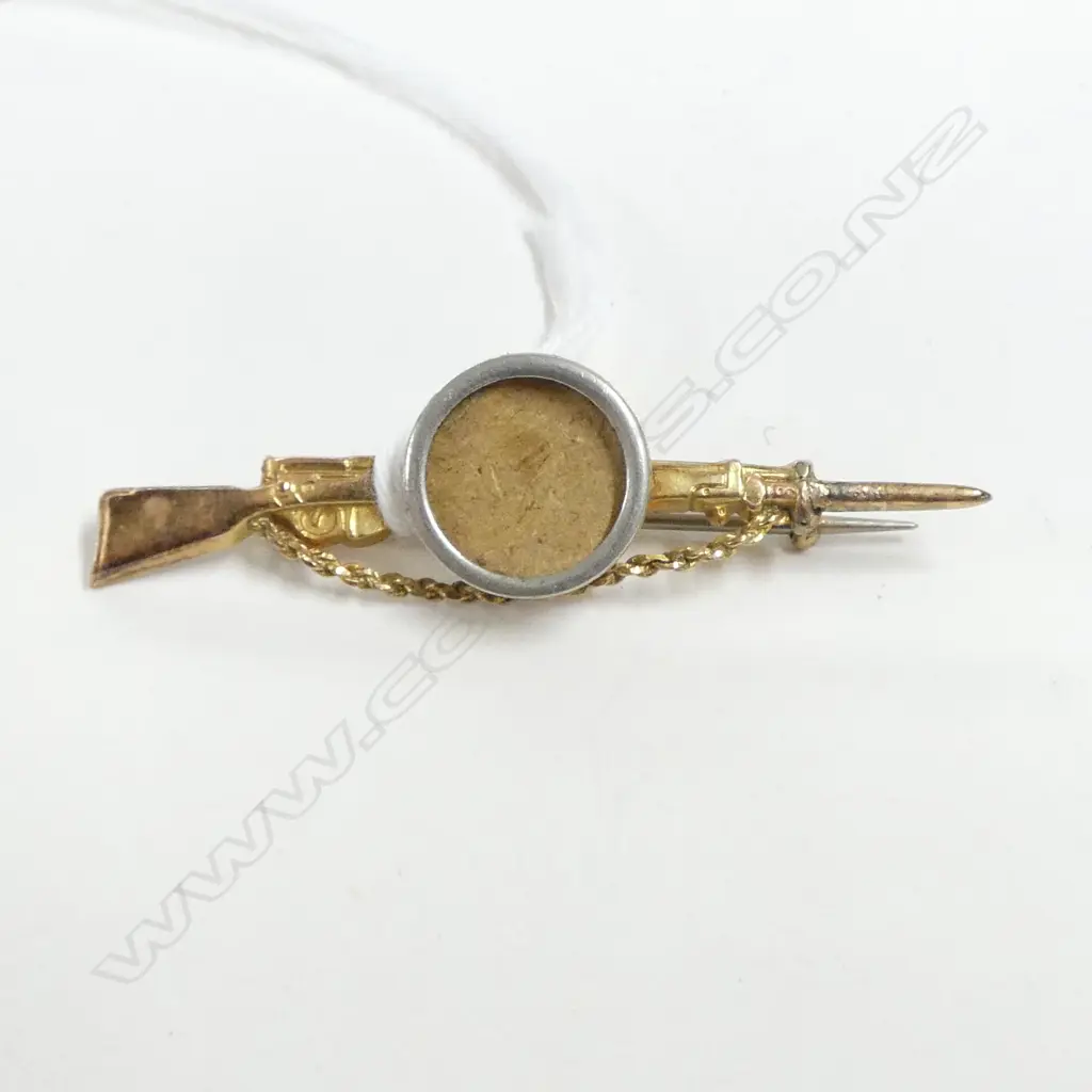 WW1 9ct GOLD RIFLE SWEET HEART BROOCH w applied photo panel 2.44gms Image 1++