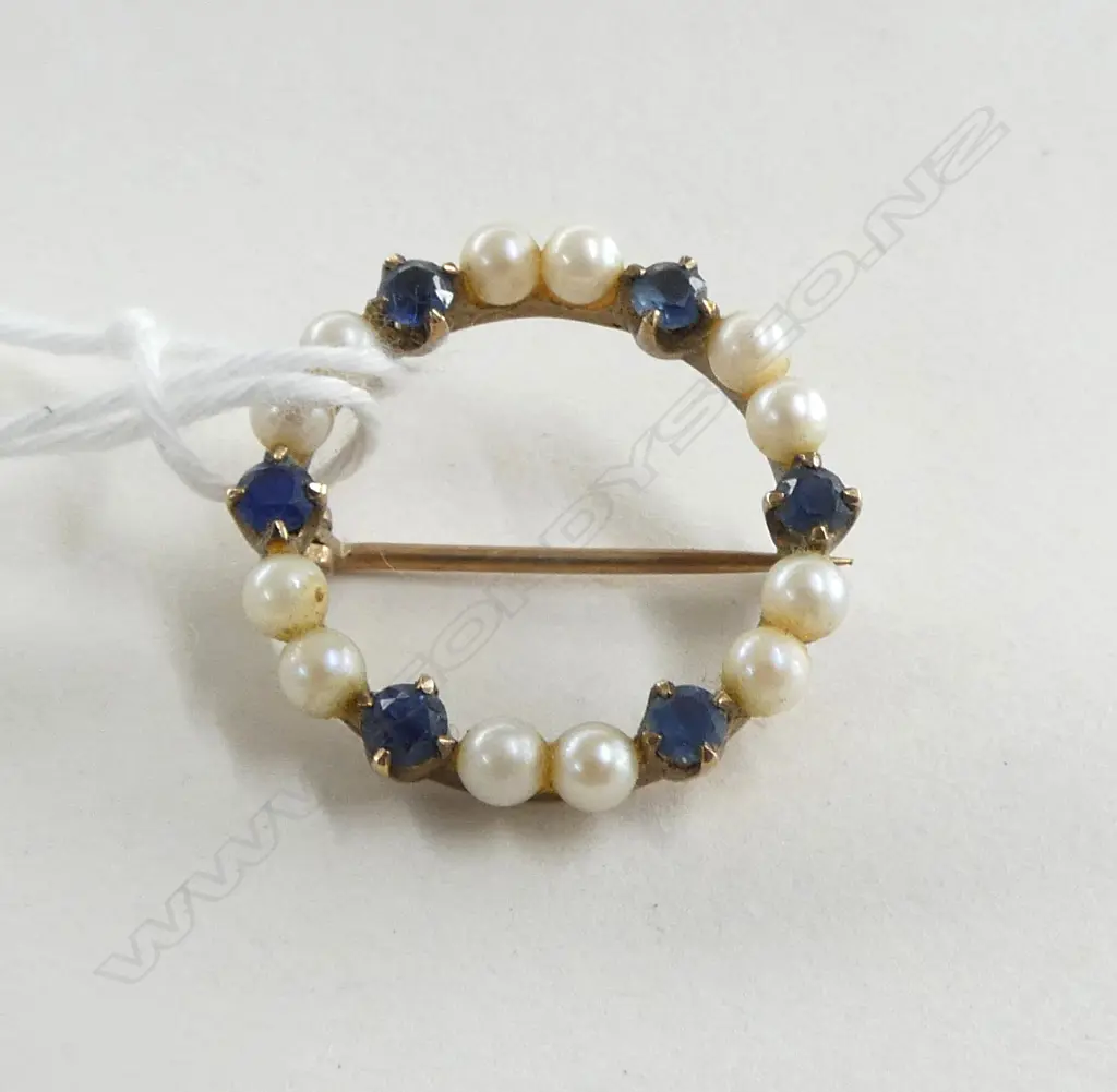 9ct GOLD BLUE STONE & PEARL CIRCLE BROOCH 2.78gms Image 1++