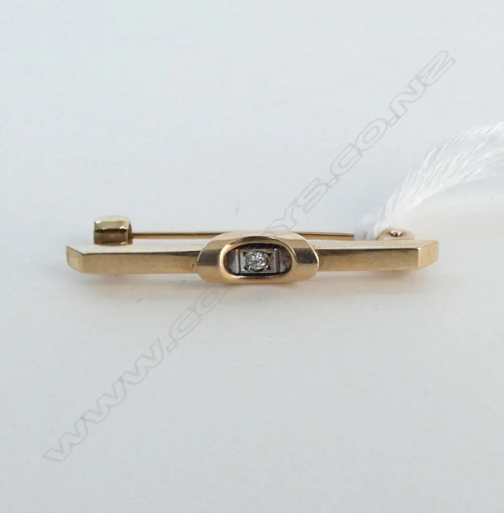 9CT GOLD AND DIAMOND BROOCH 2.96gm Image 1++