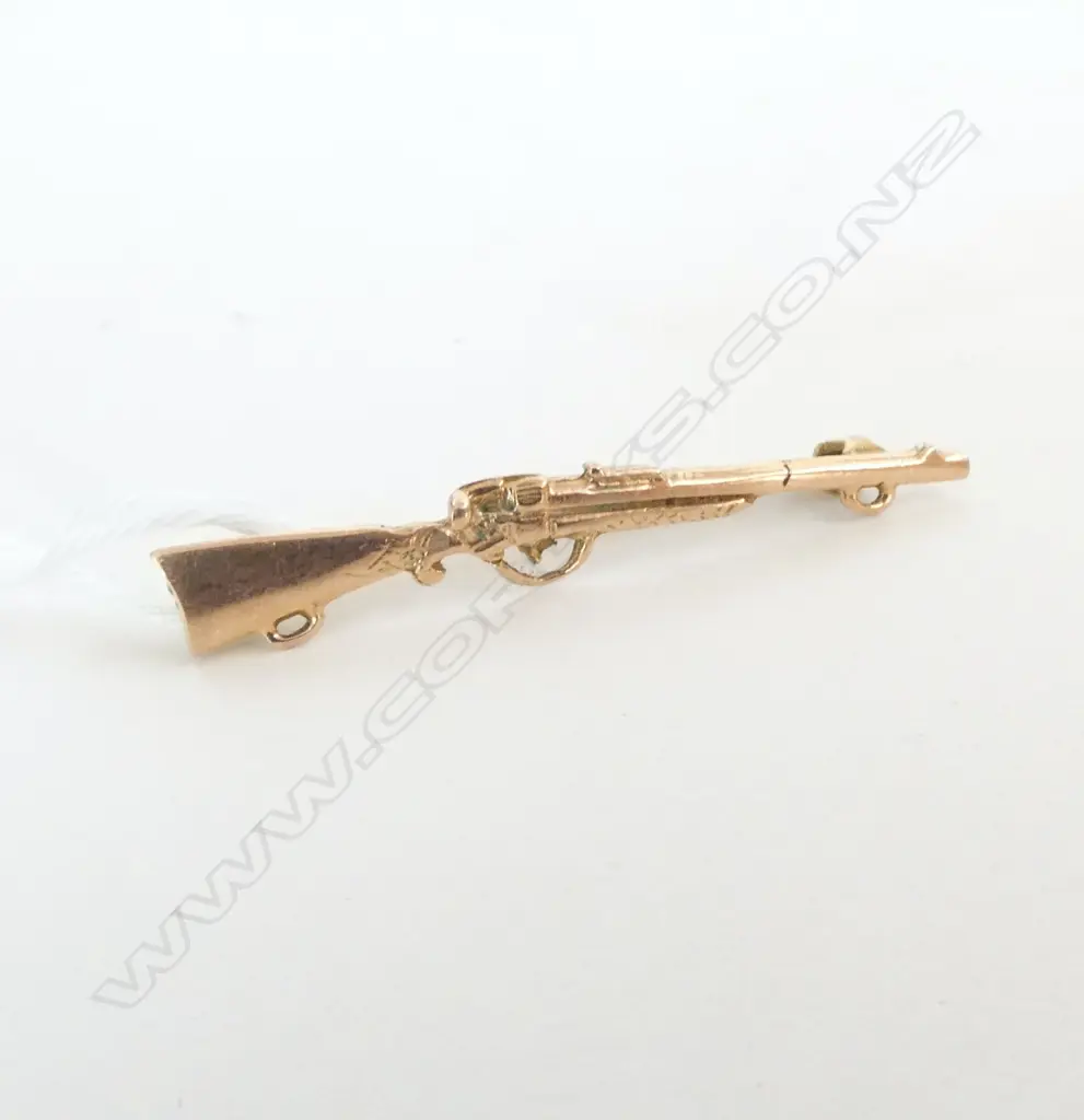 VINTAGE 9ct GOLD RIFLE BROOCH by P & L. 1.55gms L.35mm Image 1++