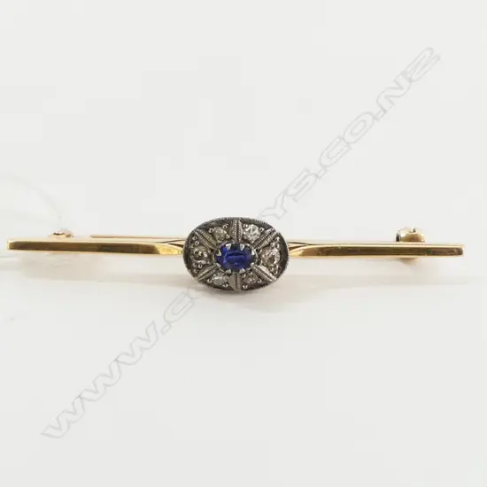 18CT DIAMOND & SAPPHIRE BAR BROOCH, 3.9grms