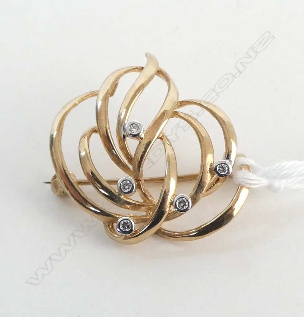 9ct STYLISH GOLD & 5 DIAMOND BROOCH 3.8gms Image 1++