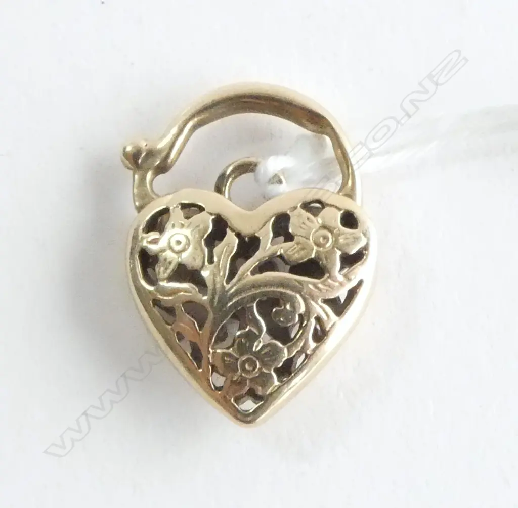 9ct GOLD PUFF HEART PADLOCK CLASP floral pierced & engraved 3gms Image 1++