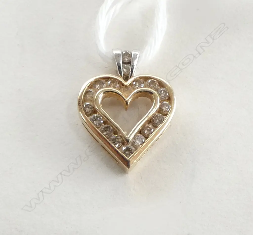 10ct GOLD & DIAMOND HEART PENDANT 1.1gms Image 1++