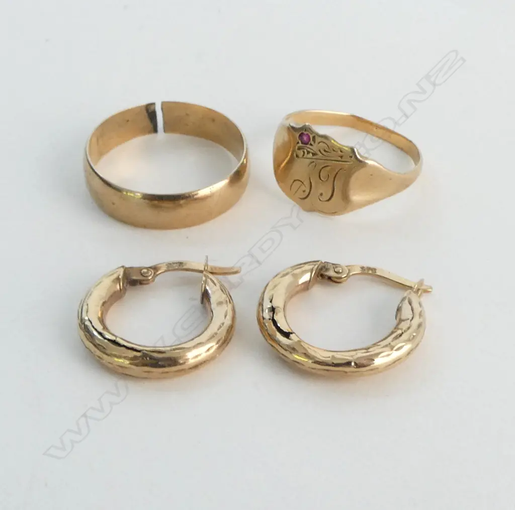 9ct GOLD: PR EARRINGS + 2 RINGS. 4.5gms Image 1++