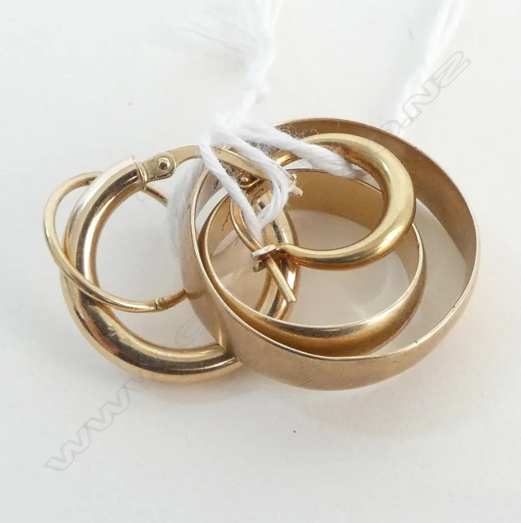 9ct GOLD: 3 EARRINGS + 2 RINGS. 7.26gms Image 1++