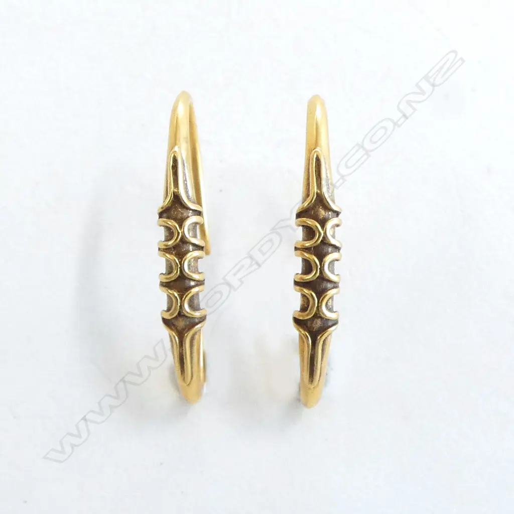 PR 14ct HOOK EARRINGS from the METROPOLITAN MUSEUM NEW YORK. 3.2gm Image 1++