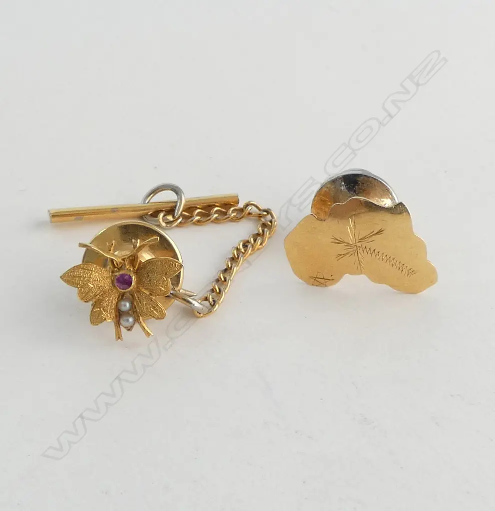 2 18CT GOLD PINS 1.9G Image 1++