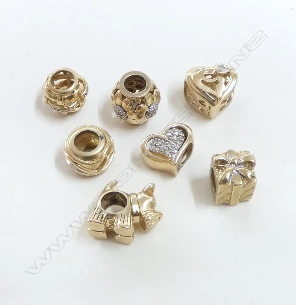 7 VARIOUS 9ct & 10ct GOLD PANDORA TYPE BRACELET CHARMS 13gms Image 1++