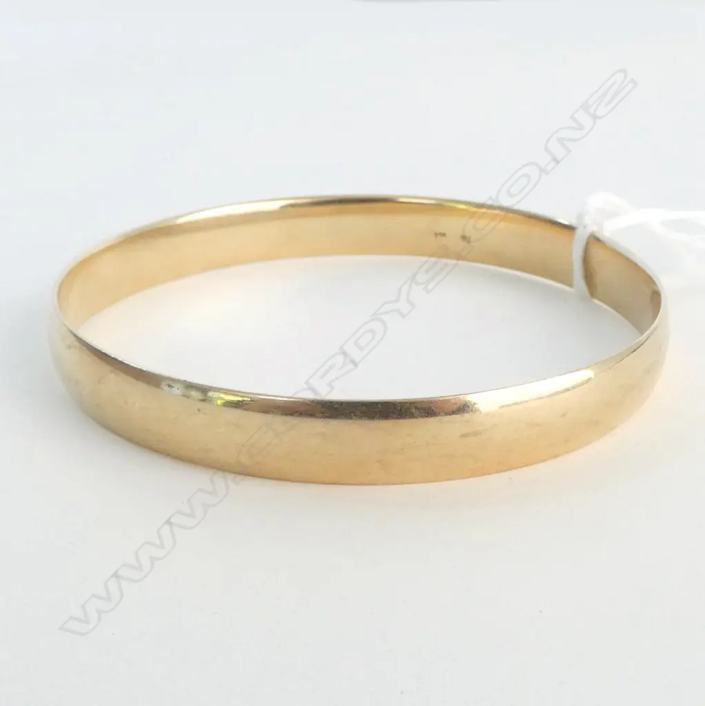 9ct YELLOW GOLD SOLID BANGLE width 9mm. 29.87gms Image 1++
