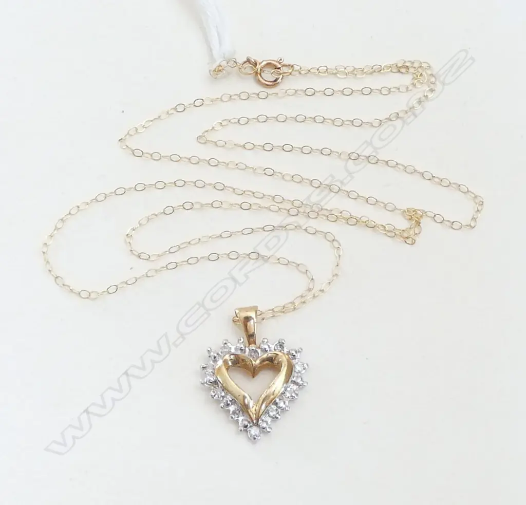 10CT GOLD DIAMOND HEART PENDANT WITH FINE 10CT CHAIN 1.41gm Image 1++