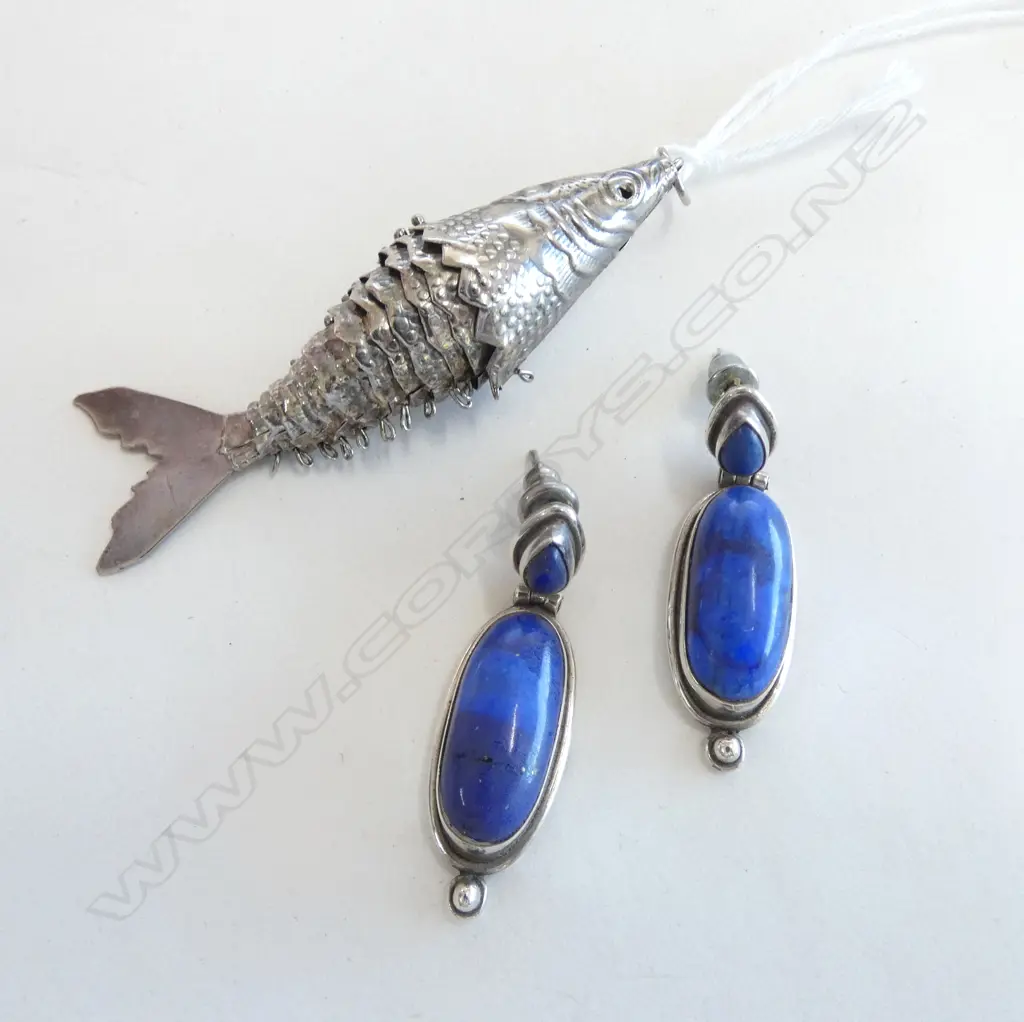 PR SILVER SET LAPIS EARRINGS & AN ARTICULATED SILVER FISH PENDANT Image 1++