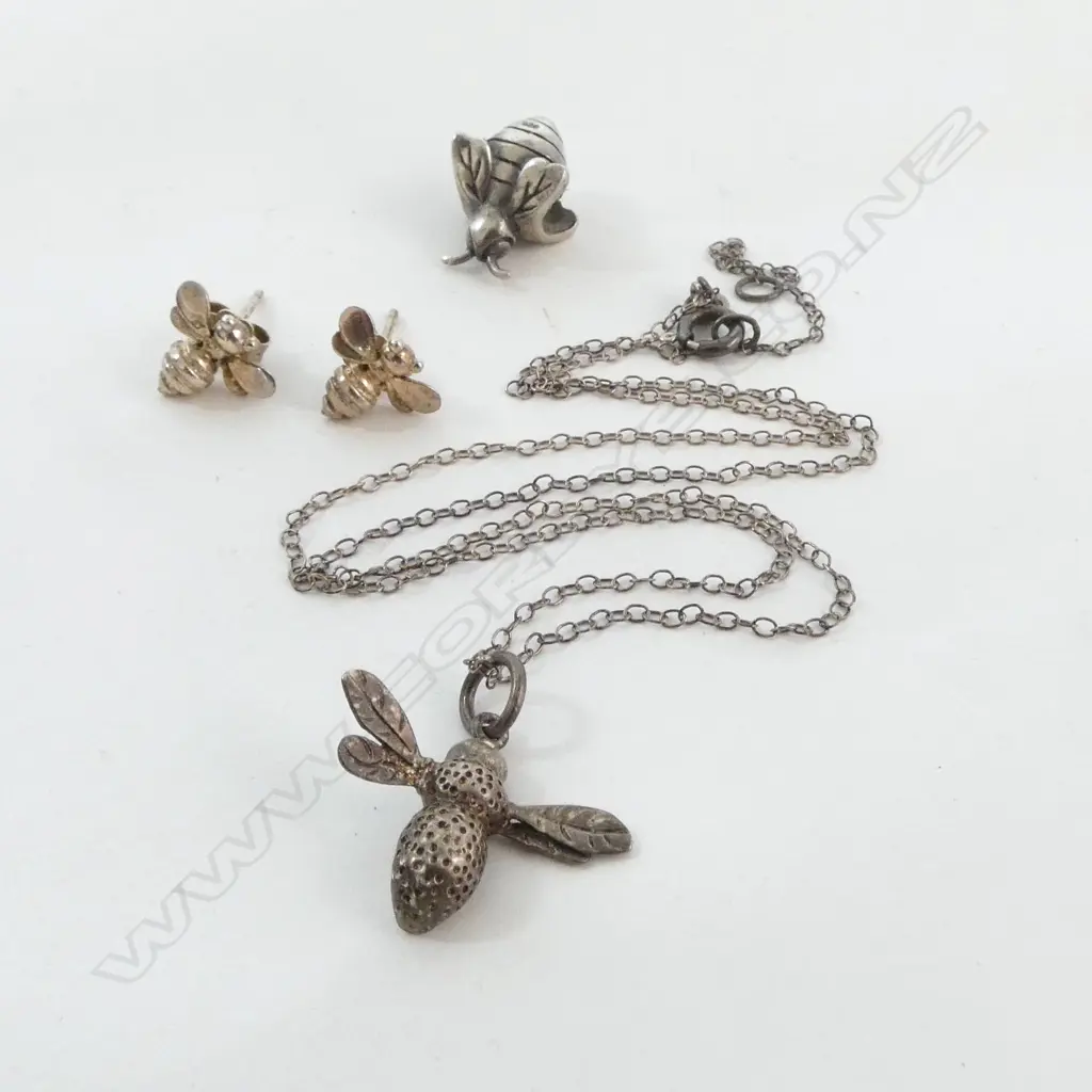 SILVER BEE PENDANT NECKLACE + PR SILVER BEE EARRINGS + SILVER BEE PENDANT Image 1++