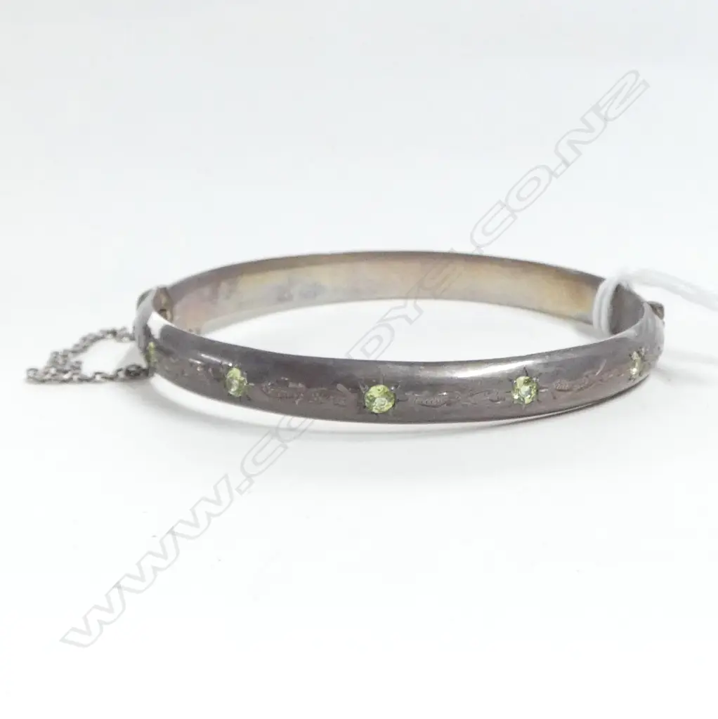 SILVER HINGED BANGLE scroll engraved & set w 5 green stones (peridots?) 27gms Image 1++